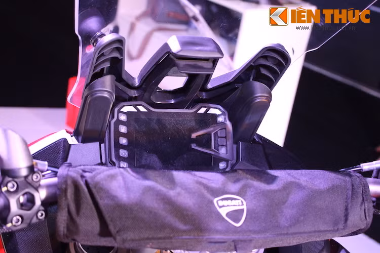 Ngoài ra, chiếc xe còn được bổ sung thêm một tính năng mới đó là hệ thống điều khiển giữ xe (Vehicle Hold Control), giúp người lái có thể "ghìm cương" được Multistrada Enduro trên những bề mặt trơn trượt.