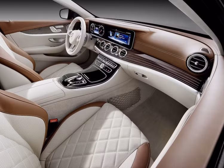 Cũng giống như E-Class sedan, chiếc xe sở hữu nội thất với thiết kế sang trọng và hiện đại khá giống với S-Class. Ở các phiên bản cao cấp, xe cũng có 2 màn hình hiển thị lớn với kích thước lên tới 12,3 inch. Các vật liệu sử dụng và cách hoàn thiện cũng được chú trọng. Những phiên bản Avantgarde sẽ có hệ thống treo thấp hơn 15mm, đồng thời khách hàng có thể lựa chọn hệ thống treo khí điều chỉnh đa mức độ.