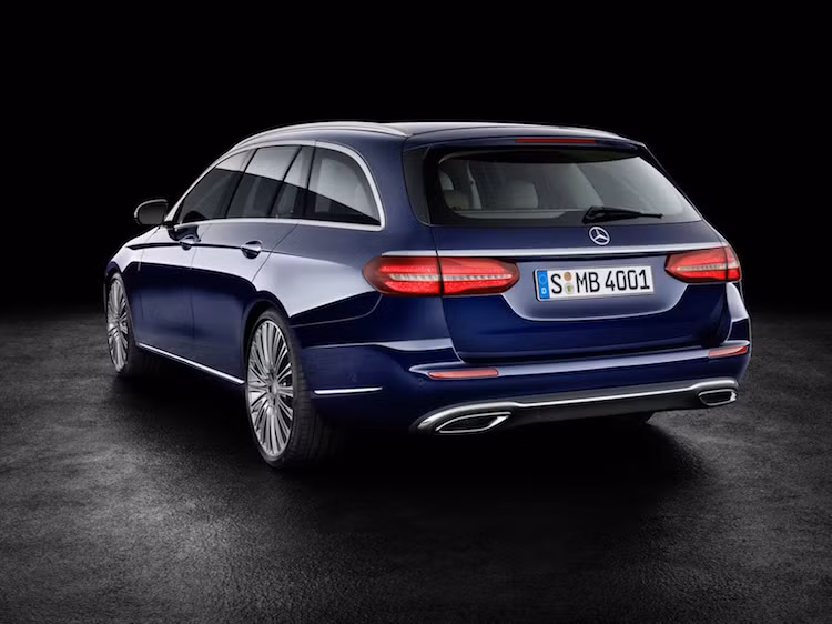 Tuy nhiên, thay đổi lớn nhất của E-Class Wagon so với bản sedan chỉ bắt đầu từ cột C của xe. Vòm mui của chiếc xe chạy tới hết đuôi xe, tạo cho E-Class Wagon cửa sau và không gian trong cabin rộng hơn. So với thế hệ trước, E-Class Wagon mới cũng có vòm mui thanh thoát hơn và hấp dẫn hơn.