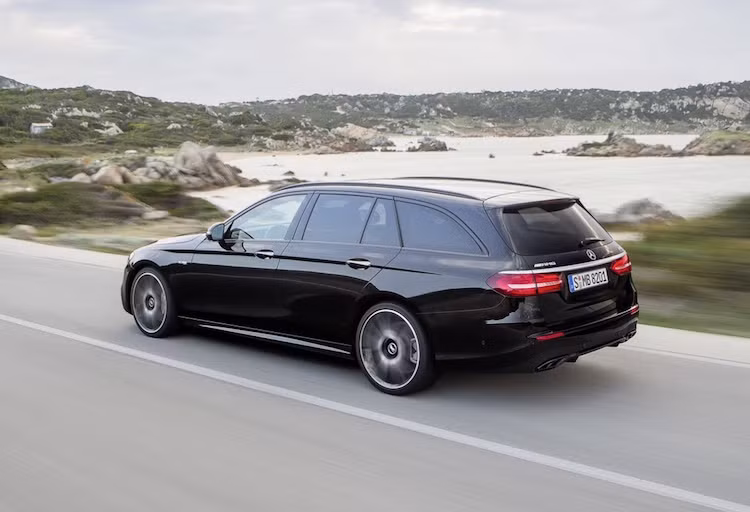 Tại châu Âu, Mercedes sẽ bắt đầu nhận đặt hàng E-Class Wagon vào cuối hè này và bắt đầu bán chiếc xe từ cuối năm nay. Trong khi đó các khách hàng ở Mỹ sẽ phải đợi tới đầu năm 2017 và chỉ có một phiên bản E400 4MATIC Wagon.