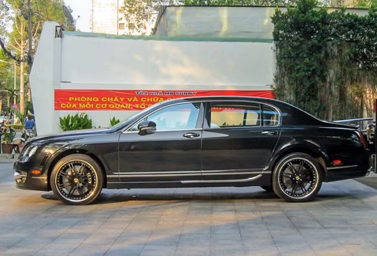 Ở ngoại thất, chiếc Flying Spur này đã được trang bị full bộ bodykit Mansory gồm các món như cản trước, nẹp hai bên thân và cản sau xe. Ngoài ra, xe còn sở hữu bộ mâm độ sơn đen cùng màu với thân, có thiết kế 8 cánh kép.