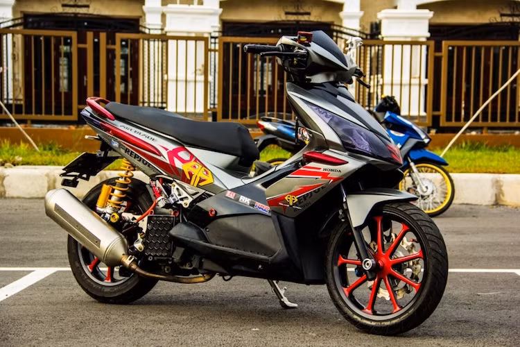 Tới nay, chiếc xe vẫn rất được ưa chuộng bởi nhiều biker Việt, và người chơi Air Blade Thái cũng thường trang bị cho chiếc xe những đồ chơi để nó trở nên hấp dẫn hơn. Chiếc Air Blade Thái này đã được chủ xe là một biker Sài Gòn "độ kiểng hết bài" với dàn đồ chơi hàng hiệu, khiến chiếc xe thể thao và nổi bật hơn.