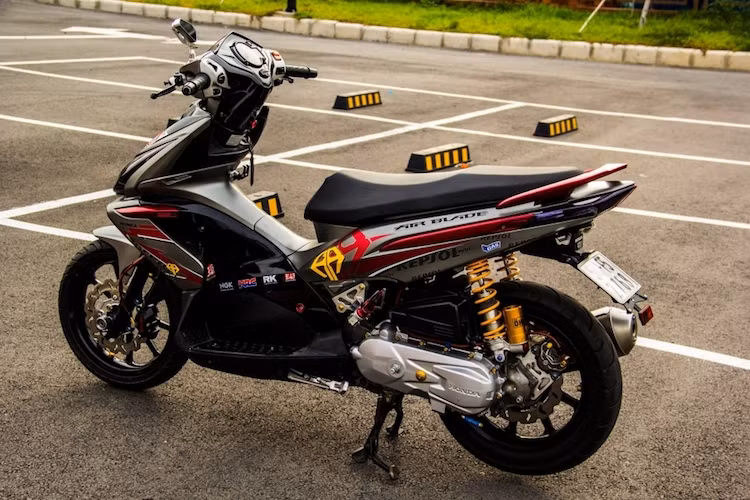 Với dàn đồ chơi hàng hiệu cực "khủng", biker Sài Gòn đã nâng cấp chiếc xe tay ga Honda Air Blade Thái đời đầu trở nên đầy thể thao và hấp dẫn.