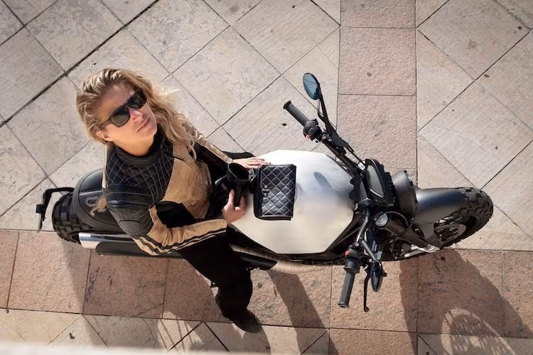 Viba LARA 800 là mẫu môtô MV Agusta scrambler “hàng thửa”, sản phẩm của hãng Viba, được thành lập bởi một nhóm nhỏ những người thợ tới từ Pháp với đam mê tạo ra những chiếc xe hoàn hảo. Vừa qua, Viba đã hợp tác cùng Furygan - công ty sản xuất đồ môtô từ Pháp để tạo ra phiên bản giới hạn mới Viba LARA 800 Furygan Limited Edition.