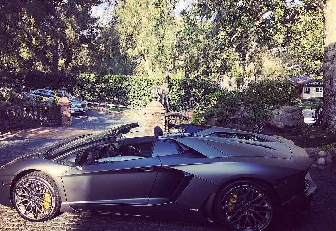 Vừa qua, Drake đã nhận được chiếc Lamborghini mới của mình và ngay lập tức đã đăng tải bức hình chụp chiếc xe trong gia trang của mình lên mạng xã hội Instagram.