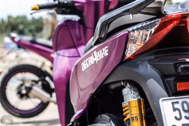 Tại Việt Nam, dù có giá không rẻ nhưng Honda SH300i vẫn được một số người chơi ưa chuộng. Đa số chủ của những chiếc SH300i này chỉ trang trí nhẹ nhàng cho chiếc xe, thay vì độ tới kết cấu. Chiếc SH300i này đã được chủ nhân dán toàn thân màu tím chrome nổi bật hơn.