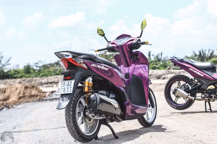 SH300i 2016 vẫn dùng động cơ 1 xi-lanh 4 kỳ 279cc phun xăng điện tử, có công suất 25,2 mã lực và mômen xoắn cực đại 25,5 Nm. Mức tiêu thụ nhiên liệu do Honda công bố là 3 lít/100km, đáp ứng tiêu chuẩn Euro 4.