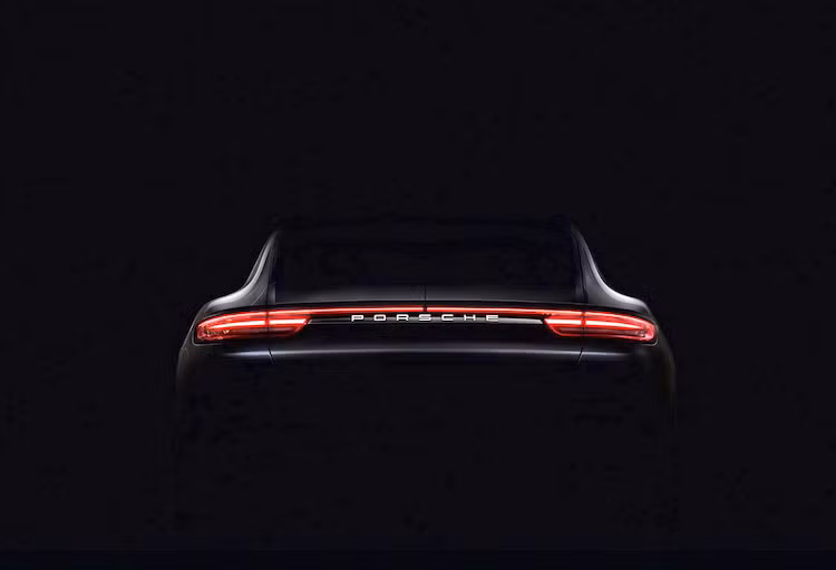Trong bức ảnh hé lộ đầu tiên về Porsch Panamera mới, hãng xe Đức đã chỉ cho giới yêu xe "xem trước" một chút phần đuôi với cụm đèn hậu của chiếc xe. Tương tự như mẫu concept Panamera Sport Turismo cách đây vài năm, Panamera mới sẽ có đèn hậu LED mỏng được nối liền với nhau.