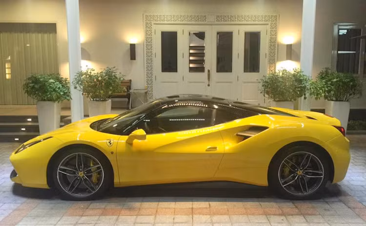 Được coi là đối thủ xứng tầm nhất của Huracan, Ferrari 488 GTB là phiên bản nâng cấp của dòng xe 458 Italia rất nổi tiếng trước đây. Tại Việt Nam, số lượng 458 Italia cũng chỉ đếm trên đầu ngón tay. Mặc dù là phiên bản nâng cấp, nhưng kiểu dáng của 488 GTB đã được Ferrari thay đổi khá nhiều so với 488 Italia.