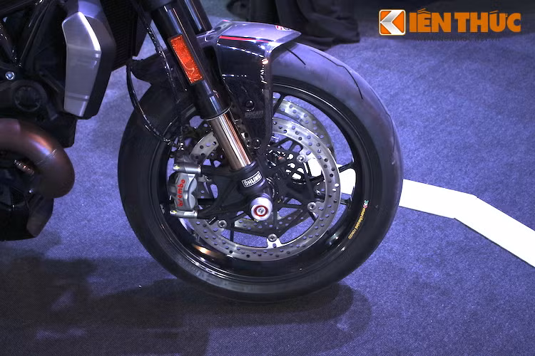 Ở phía trước, xe được trang bị phuộc trước Ohlins USD 48 mm, cùng hệ thống phanh Brembo hiệu năng cao tương tự các dòng superbike Panigale đầu bảng. Giống như Panigale, Monster 1200R được lắp lốp trước loại "siêu bám đường" Pirelli Diablo Supercorsa với vân thưa hình tia sét, bản 120/70/17.