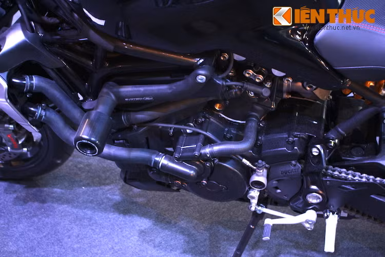 Nhờ đó, Monster 1200R đã đạt công suất tối đa lên tới 160 mã lực cùng mô-men xoắn cực đại 131,4 Nm. Sức mạnh được truyền thông qua hộp số 6 cấp ly hợp ướt. Chiếc Monster 1200R trưng bày này còn được lắp sẵn chống đổ Evotech "hàng hiệu".
