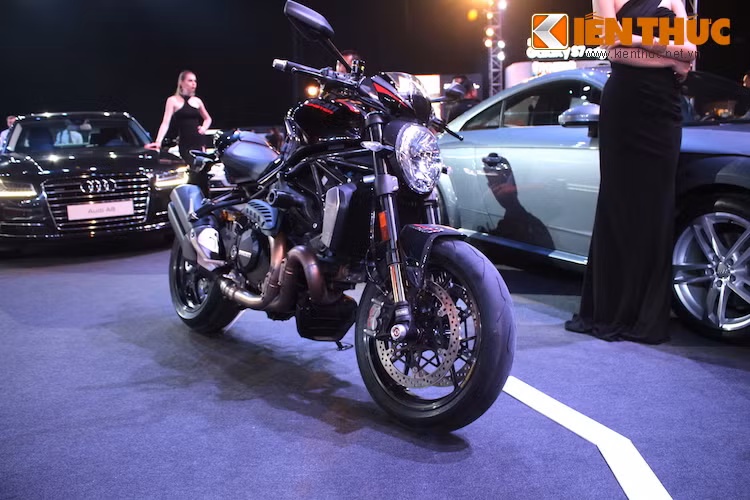 Chỉ vừa được "đặt chân" về Việt Nam vào tháng trước, Ducati Monster 1200R là mẫu xe mới nhất, đồng thời cũng là mẫu xe mạnh chưa từng có trong lịch sử của dòng naked bike Monster từ trước tới nay. Bên cạnh tâm điểm là Ducati 959 Panigale, Monster 1200R là mẫu xe thứ 2 đứng chung sân khấu với những chiếc xe sang Audi tại triển lãm Progressive 2016.