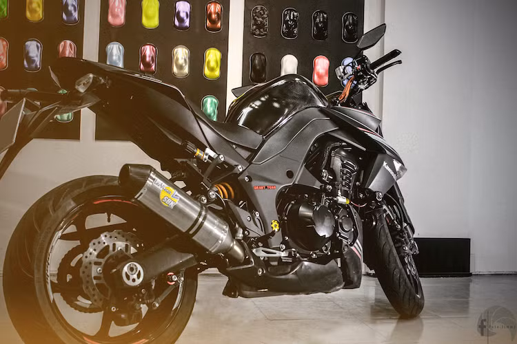 Với một số món đồ chơi mới, chiếc naked-bike Kawasaki Z1000 đời cũ không chỉ hấp dẫn hơn mà còn có được sự tiện dụng và hiệu năng tương đương các phiên bản mới.