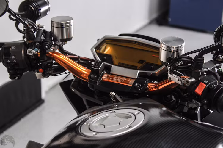Bản thân ghi-đông nguyên bản của Kawasaki Z1000 đời cũ cũng đã được chủ xe thay bằng ghi-đông nhôm của hãng SEP, có màu cam chrome nổi bật và chắc chắn hơn ghi-đông nguyên bản.