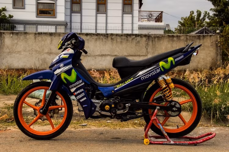 Dù không sử dụng để đi đua, nhưng một biker đã độ lại chiếc Jupiter của mình theo phong cách xe đua mạnh mẽ và thể thao, bắt đầu từ dàn vỏ sơn tem đấu theo phong cách Movistar của những chiếc Moto GP.