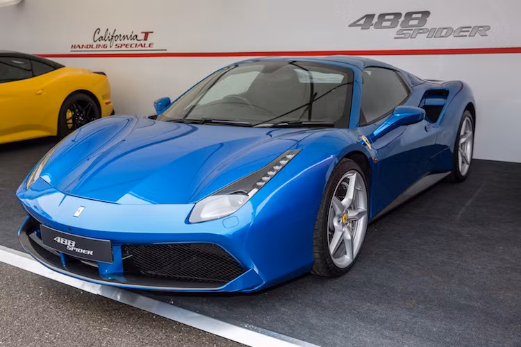 Sau khi 458 Speciale ngừng sản xuất, Ferrari đã công bố thế hệ siêu xe động cơ đặt giữa mới là 488 GTB. Tại Goodwood, cả 2 phiên bản mui kín và mui trần (spider) của 488 GTB đều có mặt.