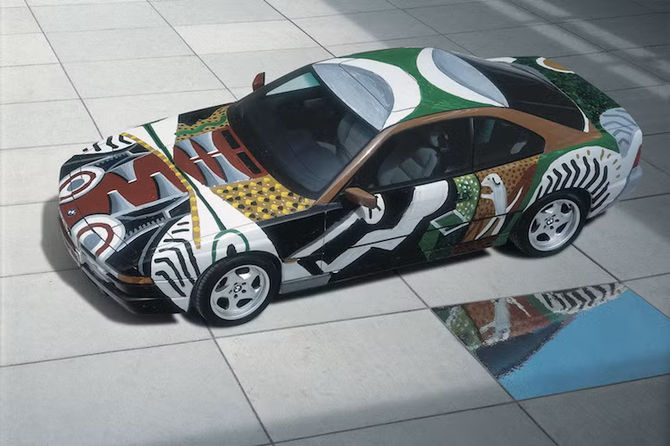 Dòng coupe sang trọng nhưng "yểu mệnh" 8 Series cũng có mặt trong bộ sưu tập Art Car với đại diện là chiếc 850 CSi của David Hockney vào năm 1995.