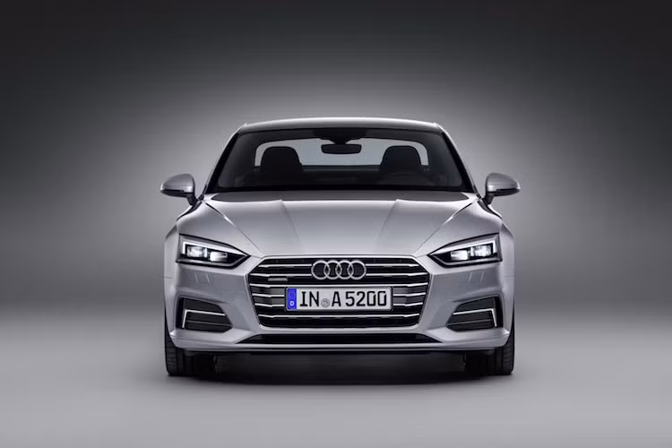 So với A4, phần đầu của A5 đã được Audi thiết kế lại hoàn toàn. Phần trung tâm vẫn tiếp tục là lưới tản nhiệt lục giác rộng ngang, tuy nhiên các đèn pha và khe hút gió trên cản trước của A5 mới đều lớn hơn hẳn A4. Ngoài ra, nắp ca-pô của chiếc xe cũng được dập những đường gân nổi mới, đậm nét hơn.