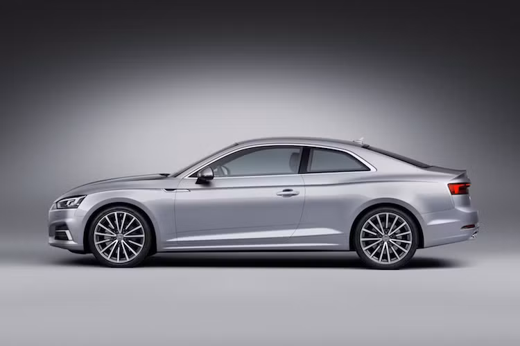 Kiểu dáng thân xe của A5 thế hệ mới trông có vẻ không khác biệt nhiều so với phiên bản cũ. Tuy nhiên trên thực tế, thân xe đã được tối ưu hóa khí động học để đạt hệ số cản không khí cực thấp 0.25 cd. Bên cạnh đó, với những vật liệu mới, chiếc xe cũng nhẹ hơn tới 60 kg so với thế hệ cũ.