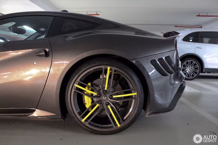 Mansory cũng không quên trang bị cho chiếc xe bộ mâm với thiết kế 5 cánh khá giống mâm nguyên bản của F12Berlinetta, nhưng có màu đen kèm chỉ vàng độc đáo hơn. Kích thước mâm trước/sau lần lượt là 21 và 22 inch. Nằm giữa trục trước và sau là các tấm nẹp thân xe bằng sợi carbon.