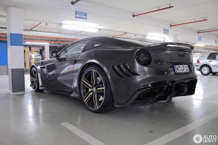 Ở phía sau, Mansory cũng không quên trang trí lại chiếc xe với cản sau hoàn toàn mới, có các cánh khuếch tán khí động học bằng sợi carbon lớn hơn ở phía dưới cùng các "mang" nằm hai bên. Phía trên cửa sau là cánh đuôi nhỏ từ sợi carbon.
