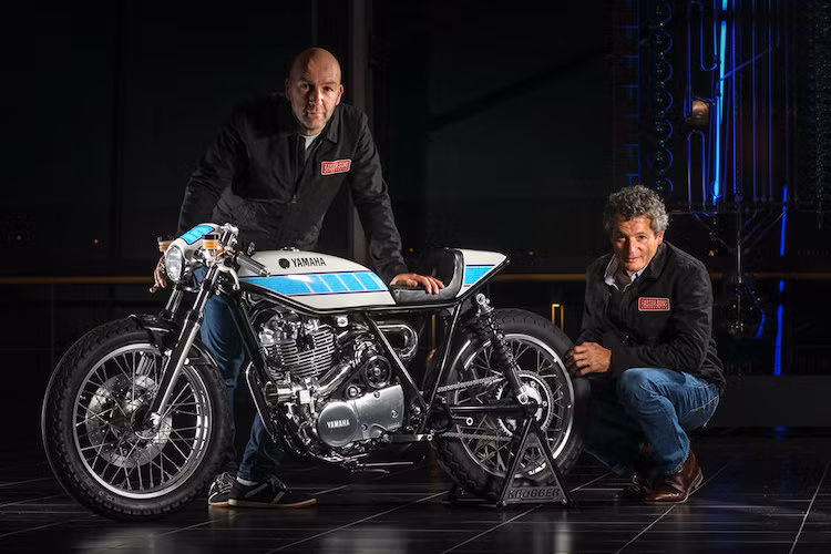 Bỏ qua những chiếc Yamaha hiện đại, Krugger đã lựa chọn SR400 do nó có trọng lượng siêu nhẹ nhờ sử dụng động cơ 1 xi-lanh. Do không có bất kỳ quy định nào được đặt ra nên Krugger đã tự do thể hiện ý tưởng của mình - một chiếc cafe racer nhỏ gọn, được trang bị động cơ siêu nạp để vinh danh người thợ máy nổi tiếng trong giải MotoGP là Bernard Ansiau (ngồi bên cạnh chiếc xe trong ảnh trên).