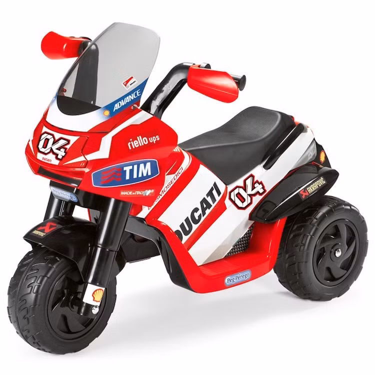 Mẫu xe thứ 2 cũng có 3 bánh là chiếc Desmosedici Rider 6V, dành cho các em nhỏ từ 2 tuổi trở lên, Như tên gọi đã chỉ ra, Desmosedici Rider 6V cũng có ắc quy 6V được trang bị sẵn, trong khi dàn áo ngoài của xe được sơn tem đấu giống mẫu xe đua Moto GP Desmosedici của tay đua Andrea Dovizioso.