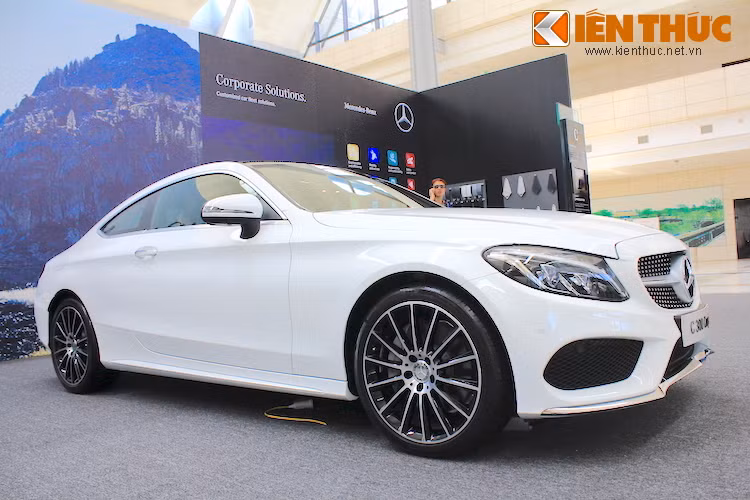 Trong nhiều năm qua, người Việt đã quá quen thuộc với những chiếc C-Class sedan tiện dụng. Tuy nhiên tại triển lãm Mercedes Fascination lần thứ 6 với chủ đề SUVenture, Mercedes đã lần đầu tiên giới thiệu tới khách hàng Việt phiên bản Mercedes C300 Coupe 2 cửa thanh lịch hơn, mang "chất chơi" hơn.