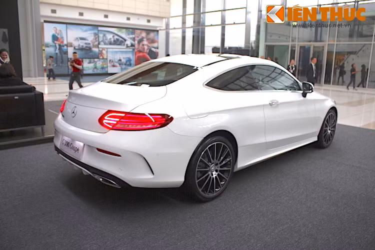 Phần đuôi của C300 coupe có thiết kế khá giống S-Class Coupe; đó là lý do vì sao chiếc xe được nhiều người mệnh danh là "S-Class Coupe mini". Chiều dài, rộng, cao của xe lần lượt là 4.686 x 1.810 x 1.405 mm, trục cơ sở 2.840 mm. So với thế hệ C-Class Coupe trước, chiếc xe mới chiều dài, rộng và trục cơ sở lần lượt lớn hơn 95, 40 và 80 mm.