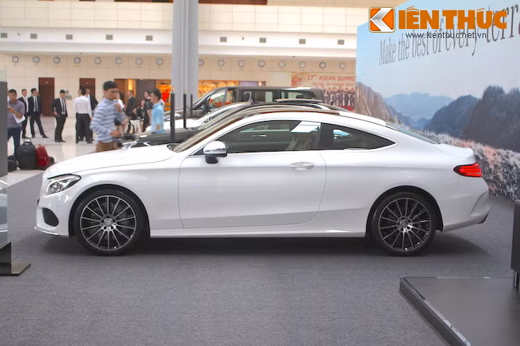 Đương nhiên, thay đổi lớn nhất ở phiên bản sedan so với coupe đó là cửa sau trên C300 sedan đã bị loại bỏ, đồng thời vòm mái của xe cũng thấp và đem lại cảm giác thanh lịch hơn.