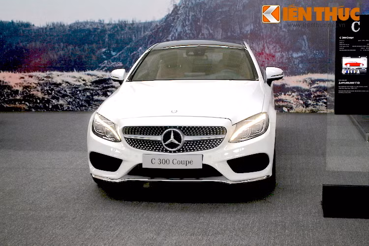 Dù có hình dáng giống nhau nhưng so với C300 sedan, lưới tản nhiệt của C300 Coupe có những chấm kim loại nhỏ bao quanh ngôi sao 3 cánh biểu tượng của Mercedes, tạo cảm giác như một bầu trời sao. Chi tiết thiết kế này đã xuất hiện đầu tiên trên chiếc A-Class Concept từ năm 2011.
