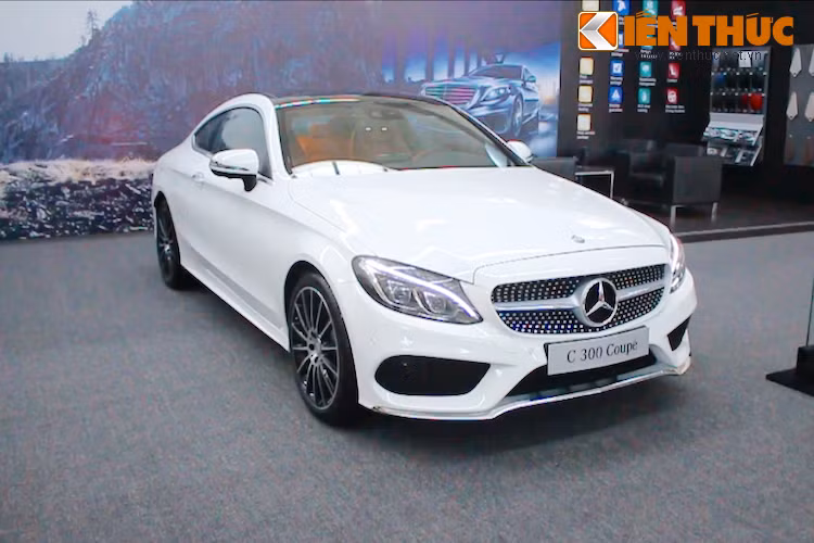 Về cơ bản, thiết kế của phiên bản C300 coupe chỉ có phần đầu còn mang "hơi hướng" của những người anh em sedan cùng dòng. Kể từ cột A trở về sau, chiếc xe đã có kiểu dáng hoàn toàn khác.