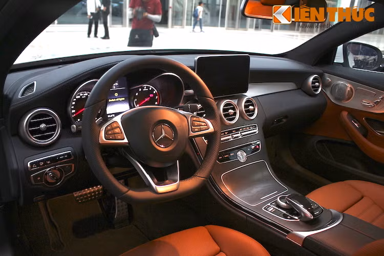 Những người đã từng ngồi trên một chiếc C-Class Sedan đời mới chắc chắn sẽ cảm thấy quen thuộc với C300 Coupe, khi thiết kế bảng táp-lô của chiếc xe đã được "bê nguyên" từ các phiên bản sedan.