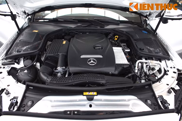 Phiên bản C300 Coupe được trang bị động cơ 2.0l 4 xi-lanh thẳng hàng tăng áp, đem tới công suất tối đa 241 mã lực và mô-men xoắn cực đại 370 Nm. Sức mạnh được truyền tới cầu sau thông qua hộp số tự động 7 cấp 7G-TRONIC PLUS.