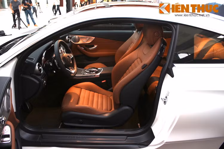 Tuy nhiên so với C-Class Sedan, hàng ghế sau của C300 Coupe đương nhiên sẽ có không gian chật hẹp hơn nhiều. Do chỉ có 2 cửa, hành khách sẽ buộc phải lách người hoặc di chuyển hàng ghế trước mới có thể tiếp cận hàng ghế sau xe.