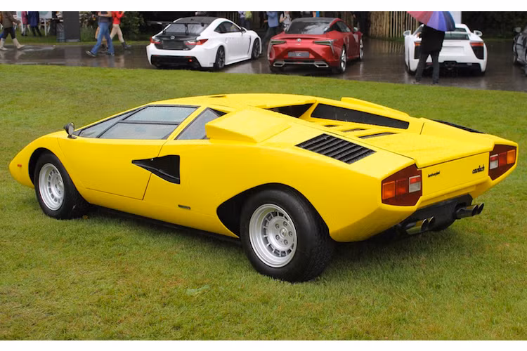 Thành công của Miura đã khiến Lamborghini "mạnh dạn" sáng tạo để cho ra đời các thế hệ siêu xe độc đáo hơn, chẳng hạn như dòng Countach với thân xe hình nêm đầy tính "viễn tưởng" vào thời đó.