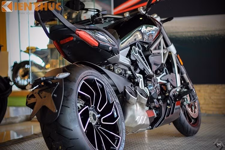 XDiavel được thiết đặc trưng bởi ba con số: 5000 - số vòng tua để xe đạt mômen xoắn cực đại 128.9 Nm; 60 - tư thế ngồi khác nhau và 40 - là góc nghiêng tối đa mà xe đạt được khi vào cua. Bên cạnh các công nghệ thường thấy trên Ducati, XDiavel còn được trang bị thêm Ducati Power Launch (DPL), Cruise Control, Bosch IMU, Cornering ABS, Daytime Running Light (DRL – phiên bản S).