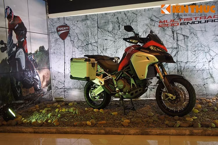Mẫu xe đầu tiên được Ducati trưng bày tại Audi Progressive là dòng xe đường trường địa hình Multistrada Enduro với với bộ vành nan bánh trước 19’’ và bánh sau 17’’, kết hợp cùng hệ thống treo điện tử bán chủ động Sachs (cả trước và sau) đi kèm bình xăng dung tích lên đến 30 lít. Xe cũng được Ducati ưu ái trang bị các công nghệ tiên tiến nhất.