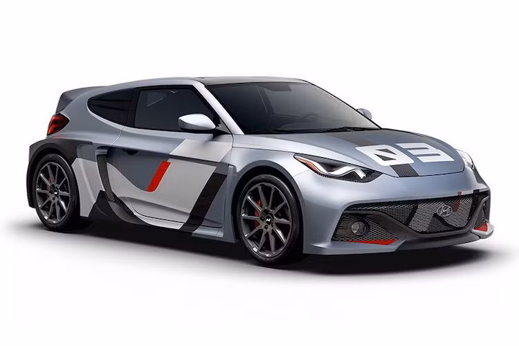 Bên cạnh đó, RM16 N Concept cũng rộng hơn nhiều một chiếc Veloster, đồng thời không có kết cấu cửa bất đối xứng đặc trưng của dòng xe này. Vị trí của cửa sau nay đã được nhường chỗ cho các khe hút gió làm mát động cơ.