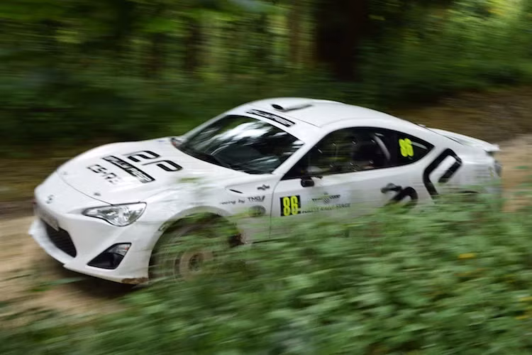 So với cuộc đua leo đồi với hàng rào rơm ngăn cách đường đua với khán giả, chặng đua rally này còn nguy hiểm hơn khi những người theo dõi nhiều khi chỉ cách những chiếc xe đua 1 cánh tay.