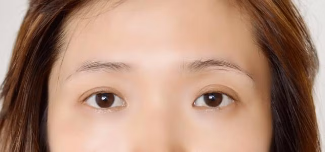  2. Lông mày thưa, màu sắc mờ nhạt: Lông mày thưa, màu sắc mờ nhạt vừa thể hiện tình trạng sức khỏe không tốt, vừa thể hiện tính cách bẩm sinh lạnh lùng, gặp nhiều trắc trở trong tình cảm, hôn nhân. Những người có lông mày như vậy nên đi bệnh viện kiểm tra tình trạng của gan.
