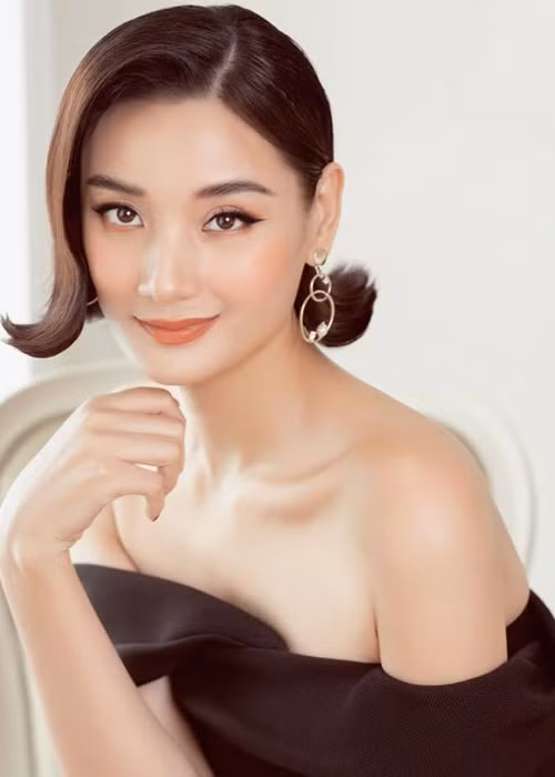 Bạn bè, đồng nghiệp cho rằng Lê Thúy mặc đồ sang nhờ khuôn ngực nhỏ xinh.