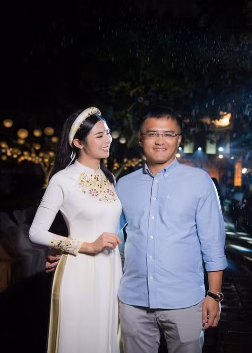 Cặp đôi thi thoảng sánh đôi tình tứ. Ảnh: FB Ngọc Hân