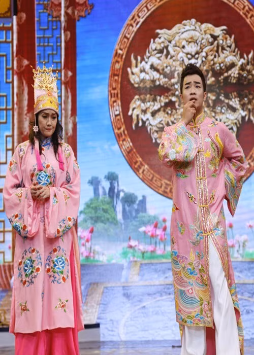 Không ít lần, Đỗ Duy Nam đóng Táo Quân. Năm 2011, anh vào vai quần chúng, cầm đầu xe lướt một vòng trên sân khấu trong phần báo cáo của Táo Giao thông. Sau đó, Đỗ Duy Nam tiếp tục sắm vai quần chúng - một phu kiệu cho Táo Kinh tế. Anh thực sự được diễn khi đóng vai “cô Đẩu thử việc" trong Táo Quân 2017. Ảnh: Tiền Phong