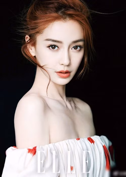 Xinh đẹp, sang chảnh, Angelababy đắt show làm đại diện thương hiệu, xuất hiện trên bìa các tạp chí danh tiếng. Ảnh: Weibo