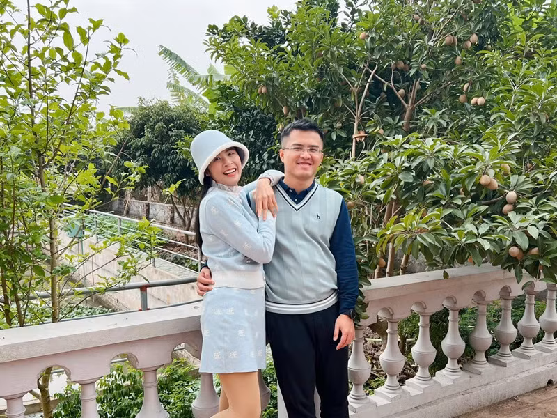 Hoa hậu Ngọc Hân và Phú Đạt bắt đầu yêu nhau vào năm 2011. Năm 2019, cặp đôi bí mật làm lễ dạm ngõ.