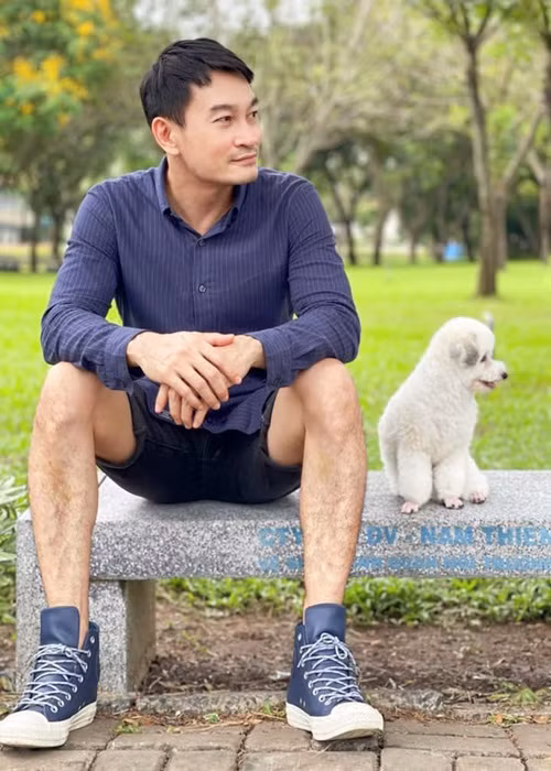Quốc Thái sống giản dị. Năm 2020, anh cho biết, bản thân chưa có xe hơi.