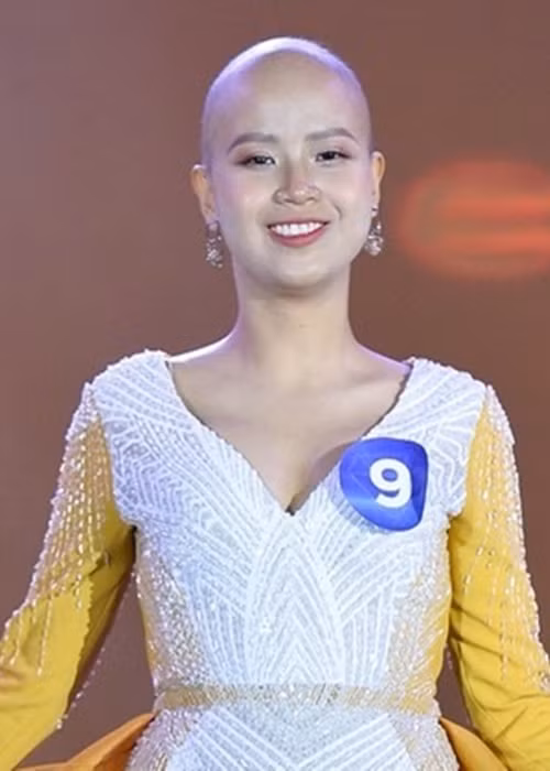 Cô từng đoạt giải Hoa khôi truyền cảm hứng tại cuộc thi Duyên dáng Ngoại Thương năm 2019 nhờ câu chuyện vượt qua căn bệnh ung thư. Ảnh: Vietnamnet