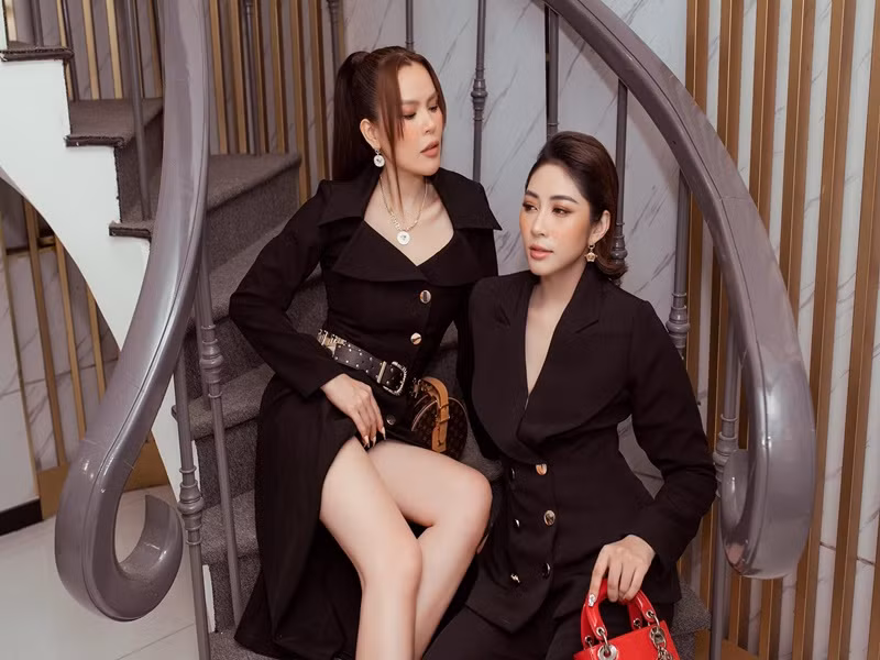 Trước lời tố này, Thu Thảo không lên tiếng nhưng chị gái của Thu Thảo - Đặng Thùy Trang viết tâm thư phân trần giúp nàng hậu. Thùy Trang cho biết, Thu Thảo nghỉ việc vì hai con sinh đôi nhớ mẹ hay ốm phải nhập viện, sức khỏe của bố mẹ Thu Thảo cũng giảm sút. Trên 2Sao, chị gái Thu Thảo cũng chia sẻ, nàng hậu sai khi chưa thẳng thắn tâm sự cùng Phương Lê. Ảnh: FB Phương Lê