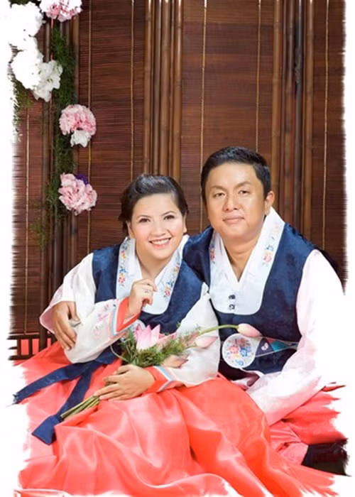 “Đó thực sự là những thông tin tào lao, bịa đặt. Vợ chồng tôi vẫn êm ấm, bình thường. Tôi mệt mỏi với những thông tin thất thiệt, không kiểm chứng kiểu này", cô nói. Ảnh: Tiếp thị và gia đình